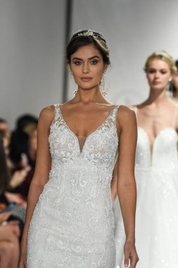 New York, Ny - 11 Nisan: Modeller New York Moda Haftası Madeline Gardner Bahar 2020 gelinlik defile morilee sırasında pist finali yürümek: Gelinlik Nisan'da 11, 2019 Nyc.