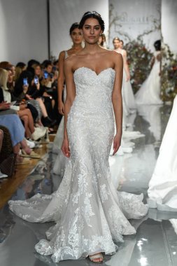 New York, Ny - 11 Nisan: Modeller New York Moda Haftası Madeline Gardner Bahar 2020 gelinlik defile morilee sırasında pist finali yürümek: Gelinlik Nisan'da 11, 2019 Nyc.