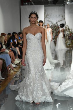 New York, Ny - 11 Nisan: Modeller New York Moda Haftası Madeline Gardner Bahar 2020 gelinlik defile morilee sırasında pist finali yürümek: Gelinlik Nisan'da 11, 2019 Nyc.