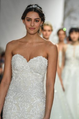 New York, Ny - 11 Nisan: Modeller New York Moda Haftası Madeline Gardner Bahar 2020 gelinlik defile morilee sırasında pist finali yürümek: Gelinlik Nisan'da 11, 2019 Nyc.