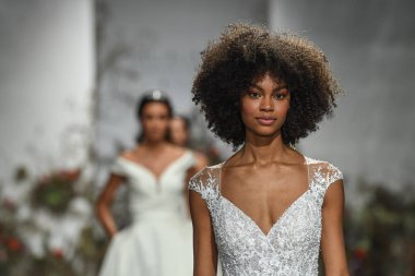 New York, Ny - 11 Nisan: Modeller New York Moda Haftası Madeline Gardner Bahar 2020 gelinlik defile morilee sırasında pist finali yürümek: Gelinlik Nisan'da 11, 2019 Nyc.