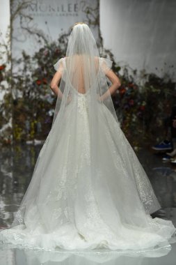 New York, Ny - 11 Nisan: New York Moda Haftası'nda Madeline Gardner İlkbahar 2020 gelinlik defilesi tarafından Morilee sırasında bir model pist yürüyor: Gelinlik Nisan'da 11, 2019 Nyc.