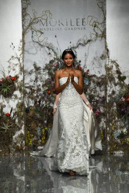 New York, Ny - 11 Nisan: Modeller New York Moda Haftası Madeline Gardner Bahar 2020 gelinlik defile morilee sırasında pist finali yürümek: Gelinlik Nisan'da 11, 2019 Nyc.