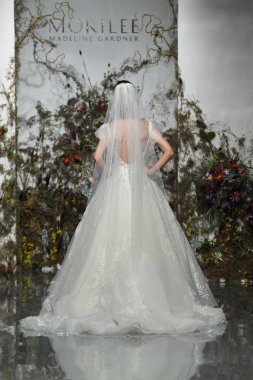 New York, Ny - 11 Nisan: New York Moda Haftası'nda Madeline Gardner İlkbahar 2020 gelinlik defilesi tarafından Morilee sırasında bir model pist yürüyor: Gelinlik Nisan'da 11, 2019 Nyc.