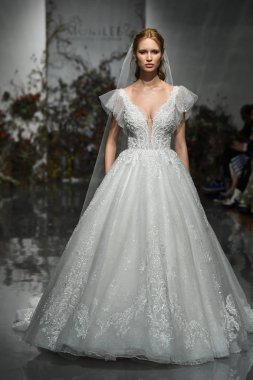 New York, Ny - 11 Nisan: New York Moda Haftası'nda Madeline Gardner İlkbahar 2020 gelinlik defilesi tarafından Morilee sırasında bir model pist yürüyor: Gelinlik Nisan'da 11, 2019 Nyc.