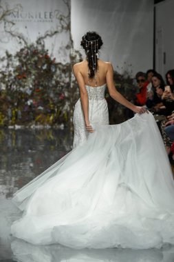 New York, Ny - 11 Nisan: New York Moda Haftası'nda Madeline Gardner İlkbahar 2020 gelinlik defilesi tarafından Morilee sırasında bir model pist yürüyor: Gelinlik Nisan'da 11, 2019 Nyc.