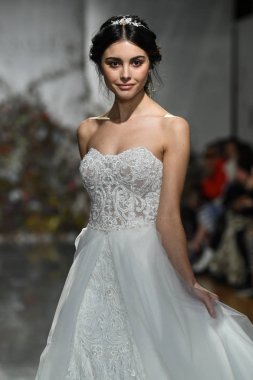 New York, Ny - 11 Nisan: New York Moda Haftası'nda Madeline Gardner İlkbahar 2020 gelinlik defilesi tarafından Morilee sırasında bir model pist yürüyor: Gelinlik Nisan'da 11, 2019 Nyc.