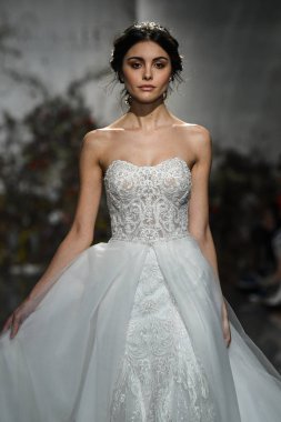 New York, Ny - 11 Nisan: New York Moda Haftası'nda Madeline Gardner İlkbahar 2020 gelinlik defilesi tarafından Morilee sırasında bir model pist yürüyor: Gelinlik Nisan'da 11, 2019 Nyc.