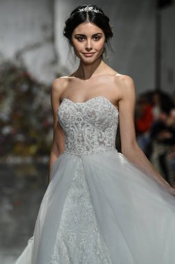 New York, Ny - 11 Nisan: New York Moda Haftası'nda Madeline Gardner İlkbahar 2020 gelinlik defilesi tarafından Morilee sırasında bir model pist yürüyor: Gelinlik Nisan'da 11, 2019 Nyc.