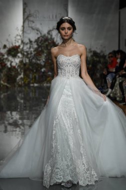 New York, Ny - 11 Nisan: New York Moda Haftası'nda Madeline Gardner İlkbahar 2020 gelinlik defilesi tarafından Morilee sırasında bir model pist yürüyor: Gelinlik Nisan'da 11, 2019 Nyc.