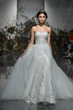 New York, Ny - 11 Nisan: New York Moda Haftası'nda Madeline Gardner İlkbahar 2020 gelinlik defilesi tarafından Morilee sırasında bir model pist yürüyor: Gelinlik Nisan'da 11, 2019 Nyc.