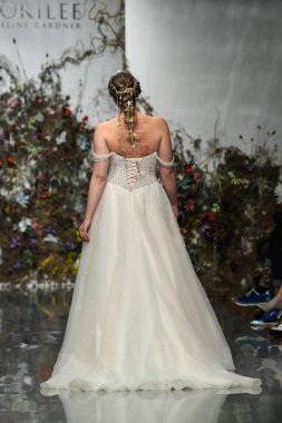 New York, Ny - 11 Nisan: New York Moda Haftası'nda Madeline Gardner İlkbahar 2020 gelinlik defilesi tarafından Morilee sırasında bir model pist yürüyor: Gelinlik Nisan'da 11, 2019 Nyc.