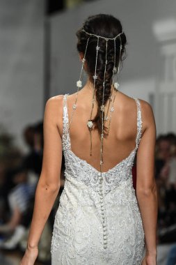 New York, Ny - 11 Nisan: New York Moda Haftası'nda Madeline Gardner İlkbahar 2020 gelinlik defilesi tarafından Morilee sırasında bir model pist yürüyor: Gelinlik Nisan'da 11, 2019 Nyc.