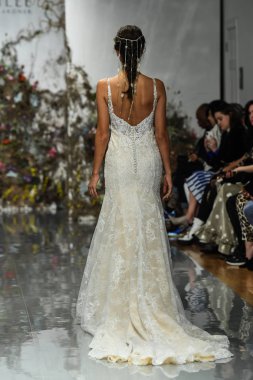 New York, Ny - 11 Nisan: New York Moda Haftası'nda Madeline Gardner İlkbahar 2020 gelinlik defilesi tarafından Morilee sırasında bir model pist yürüyor: Gelinlik Nisan'da 11, 2019 Nyc.