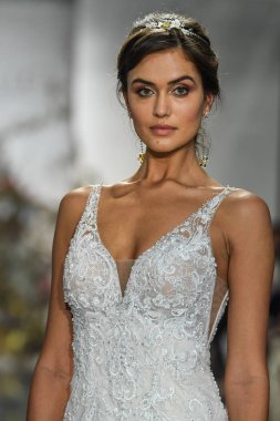 New York, Ny - 11 Nisan: New York Moda Haftası'nda Madeline Gardner İlkbahar 2020 gelinlik defilesi tarafından Morilee sırasında bir model pist yürüyor: Gelinlik Nisan'da 11, 2019 Nyc.