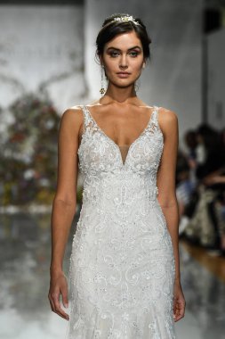 New York, Ny - 11 Nisan: New York Moda Haftası'nda Madeline Gardner İlkbahar 2020 gelinlik defilesi tarafından Morilee sırasında bir model pist yürüyor: Gelinlik Nisan'da 11, 2019 Nyc.