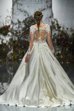 New York, Ny - 11 Nisan: New York Moda Haftası'nda Madeline Gardner İlkbahar 2020 gelinlik defilesi tarafından Morilee sırasında bir model pist yürüyor: Gelinlik Nisan'da 11, 2019 Nyc.