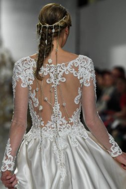 New York, Ny - 11 Nisan: New York Moda Haftası'nda Madeline Gardner İlkbahar 2020 gelinlik defilesi tarafından Morilee sırasında bir model pist yürüyor: Gelinlik Nisan'da 11, 2019 Nyc.