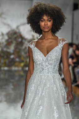 New York, Ny - 11 Nisan: New York Moda Haftası'nda Madeline Gardner İlkbahar 2020 gelinlik defilesi tarafından Morilee sırasında bir model pist yürüyor: Gelinlik Nisan'da 11, 2019 Nyc.