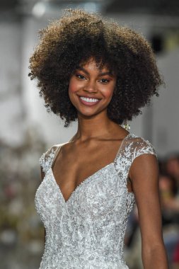 New York, Ny - 11 Nisan: New York Moda Haftası'nda Madeline Gardner İlkbahar 2020 gelinlik defilesi tarafından Morilee sırasında bir model pist yürüyor: Gelinlik Nisan'da 11, 2019 Nyc.