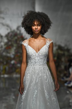 New York, Ny - 11 Nisan: New York Moda Haftası'nda Madeline Gardner İlkbahar 2020 gelinlik defilesi tarafından Morilee sırasında bir model pist yürüyor: Gelinlik Nisan'da 11, 2019 Nyc.