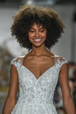 New York, Ny - 11 Nisan: New York Moda Haftası'nda Madeline Gardner İlkbahar 2020 gelinlik defilesi tarafından Morilee sırasında bir model pist yürüyor: Gelinlik Nisan'da 11, 2019 Nyc.