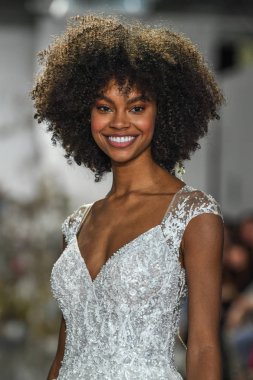 New York, Ny - 11 Nisan: New York Moda Haftası'nda Madeline Gardner İlkbahar 2020 gelinlik defilesi tarafından Morilee sırasında bir model pist yürüyor: Gelinlik Nisan'da 11, 2019 Nyc.