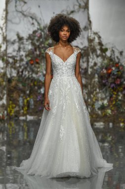 New York, Ny - 11 Nisan: New York Moda Haftası'nda Madeline Gardner İlkbahar 2020 gelinlik defilesi tarafından Morilee sırasında bir model pist yürüyor: Gelinlik Nisan'da 11, 2019 Nyc.