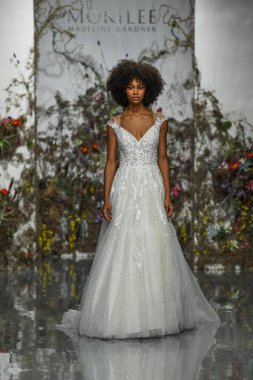 New York, Ny - 11 Nisan: New York Moda Haftası'nda Madeline Gardner İlkbahar 2020 gelinlik defilesi tarafından Morilee sırasında bir model pist yürüyor: Gelinlik Nisan'da 11, 2019 Nyc.