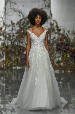 New York, Ny - 11 Nisan: New York Moda Haftası'nda Madeline Gardner İlkbahar 2020 gelinlik defilesi tarafından Morilee sırasında bir model pist yürüyor: Gelinlik Nisan'da 11, 2019 Nyc.