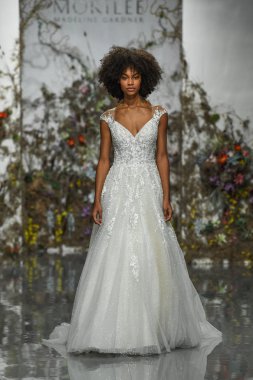 New York, Ny - 11 Nisan: New York Moda Haftası'nda Madeline Gardner İlkbahar 2020 gelinlik defilesi tarafından Morilee sırasında bir model pist yürüyor: Gelinlik Nisan'da 11, 2019 Nyc.