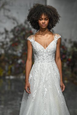 New York, Ny - 11 Nisan: New York Moda Haftası'nda Madeline Gardner İlkbahar 2020 gelinlik defilesi tarafından Morilee sırasında bir model pist yürüyor: Gelinlik Nisan'da 11, 2019 Nyc.