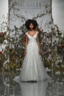 New York, Ny - 11 Nisan: New York Moda Haftası'nda Madeline Gardner İlkbahar 2020 gelinlik defilesi tarafından Morilee sırasında bir model pist yürüyor: Gelinlik Nisan'da 11, 2019 Nyc.