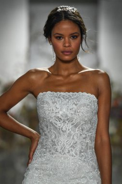 New York, Ny - 11 Nisan: New York Moda Haftası'nda Madeline Gardner İlkbahar 2020 gelinlik defilesi tarafından Morilee sırasında bir model pist yürüyor: Gelinlik Nisan'da 11, 2019 Nyc.