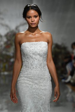 New York, Ny - 11 Nisan: New York Moda Haftası'nda Madeline Gardner İlkbahar 2020 gelinlik defilesi tarafından Morilee sırasında bir model pist yürüyor: Gelinlik Nisan'da 11, 2019 Nyc.