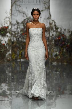 New York, Ny - 11 Nisan: New York Moda Haftası'nda Madeline Gardner İlkbahar 2020 gelinlik defilesi tarafından Morilee sırasında bir model pist yürüyor: Gelinlik Nisan'da 11, 2019 Nyc.