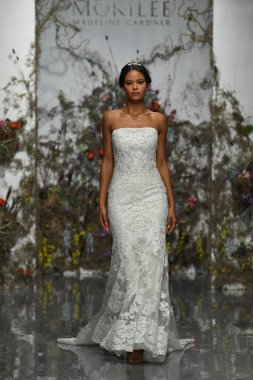 New York, Ny - 11 Nisan: New York Moda Haftası'nda Madeline Gardner İlkbahar 2020 gelinlik defilesi tarafından Morilee sırasında bir model pist yürüyor: Gelinlik Nisan'da 11, 2019 Nyc.