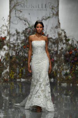 New York, Ny - 11 Nisan: New York Moda Haftası'nda Madeline Gardner İlkbahar 2020 gelinlik defilesi tarafından Morilee sırasında bir model pist yürüyor: Gelinlik Nisan'da 11, 2019 Nyc.