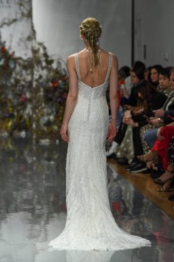 New York, Ny - 11 Nisan: New York Moda Haftası'nda Madeline Gardner İlkbahar 2020 gelinlik defilesi tarafından Morilee sırasında bir model pist yürüyor: Gelinlik Nisan'da 11, 2019 Nyc.