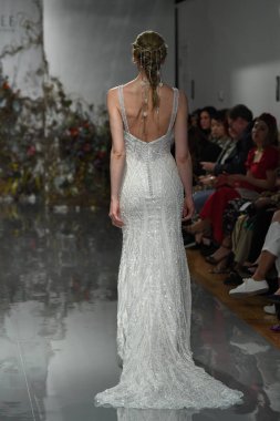 New York, Ny - 11 Nisan: New York Moda Haftası'nda Madeline Gardner İlkbahar 2020 gelinlik defilesi tarafından Morilee sırasında bir model pist yürüyor: Gelinlik Nisan'da 11, 2019 Nyc.