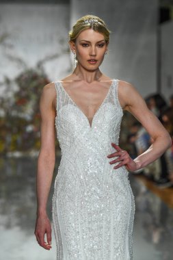 New York, Ny - 11 Nisan: New York Moda Haftası'nda Madeline Gardner İlkbahar 2020 gelinlik defilesi tarafından Morilee sırasında bir model pist yürüyor: Gelinlik Nisan'da 11, 2019 Nyc.