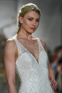 New York, Ny - 11 Nisan: New York Moda Haftası'nda Madeline Gardner İlkbahar 2020 gelinlik defilesi tarafından Morilee sırasında bir model pist yürüyor: Gelinlik Nisan'da 11, 2019 Nyc.