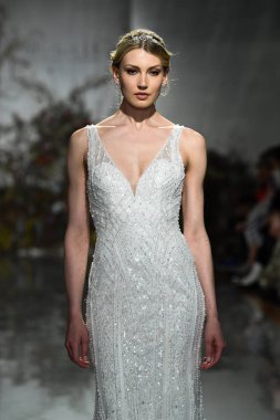 New York, Ny - 11 Nisan: New York Moda Haftası'nda Madeline Gardner İlkbahar 2020 gelinlik defilesi tarafından Morilee sırasında bir model pist yürüyor: Gelinlik Nisan'da 11, 2019 Nyc.