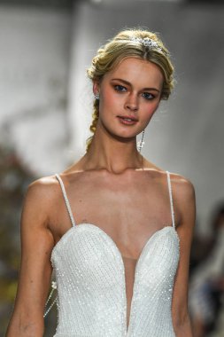 New York, Ny - 11 Nisan: New York Moda Haftası'nda Madeline Gardner İlkbahar 2020 gelinlik defilesi tarafından Morilee sırasında bir model pist yürüyor: Gelinlik Nisan'da 11, 2019 Nyc.