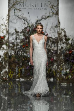 New York, Ny - 11 Nisan: New York Moda Haftası'nda Madeline Gardner İlkbahar 2020 gelinlik defilesi tarafından Morilee sırasında bir model pist yürüyor: Gelinlik Nisan'da 11, 2019 Nyc.