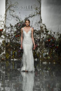 New York, Ny - 11 Nisan: New York Moda Haftası'nda Madeline Gardner İlkbahar 2020 gelinlik defilesi tarafından Morilee sırasında bir model pist yürüyor: Gelinlik Nisan'da 11, 2019 Nyc.