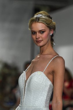 New York, Ny - 11 Nisan: New York Moda Haftası'nda Madeline Gardner İlkbahar 2020 gelinlik defilesi tarafından Morilee sırasında bir model pist yürüyor: Gelinlik Nisan'da 11, 2019 Nyc.