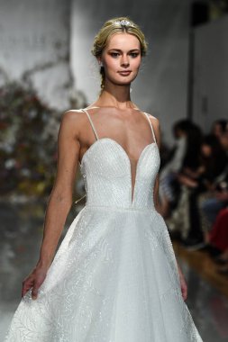 New York, Ny - 11 Nisan: New York Moda Haftası'nda Madeline Gardner İlkbahar 2020 gelinlik defilesi tarafından Morilee sırasında bir model pist yürüyor: Gelinlik Nisan'da 11, 2019 Nyc.