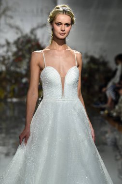 New York, Ny - 11 Nisan: New York Moda Haftası'nda Madeline Gardner İlkbahar 2020 gelinlik defilesi tarafından Morilee sırasında bir model pist yürüyor: Gelinlik Nisan'da 11, 2019 Nyc.
