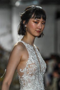 New York, Ny - 11 Nisan: New York Moda Haftası'nda Madeline Gardner İlkbahar 2020 gelinlik defilesi tarafından Morilee sırasında bir model pist yürüyor: Gelinlik Nisan'da 11, 2019 Nyc.